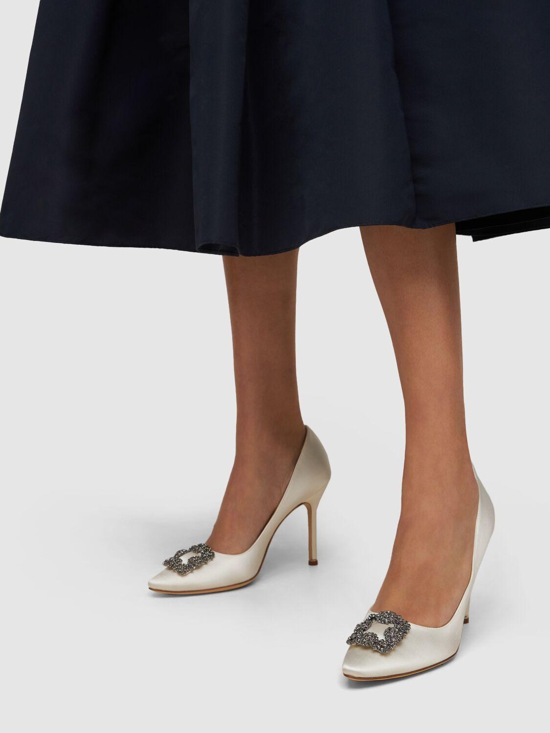 MANOLO BLAHNIK Hangisi Satin Pumps